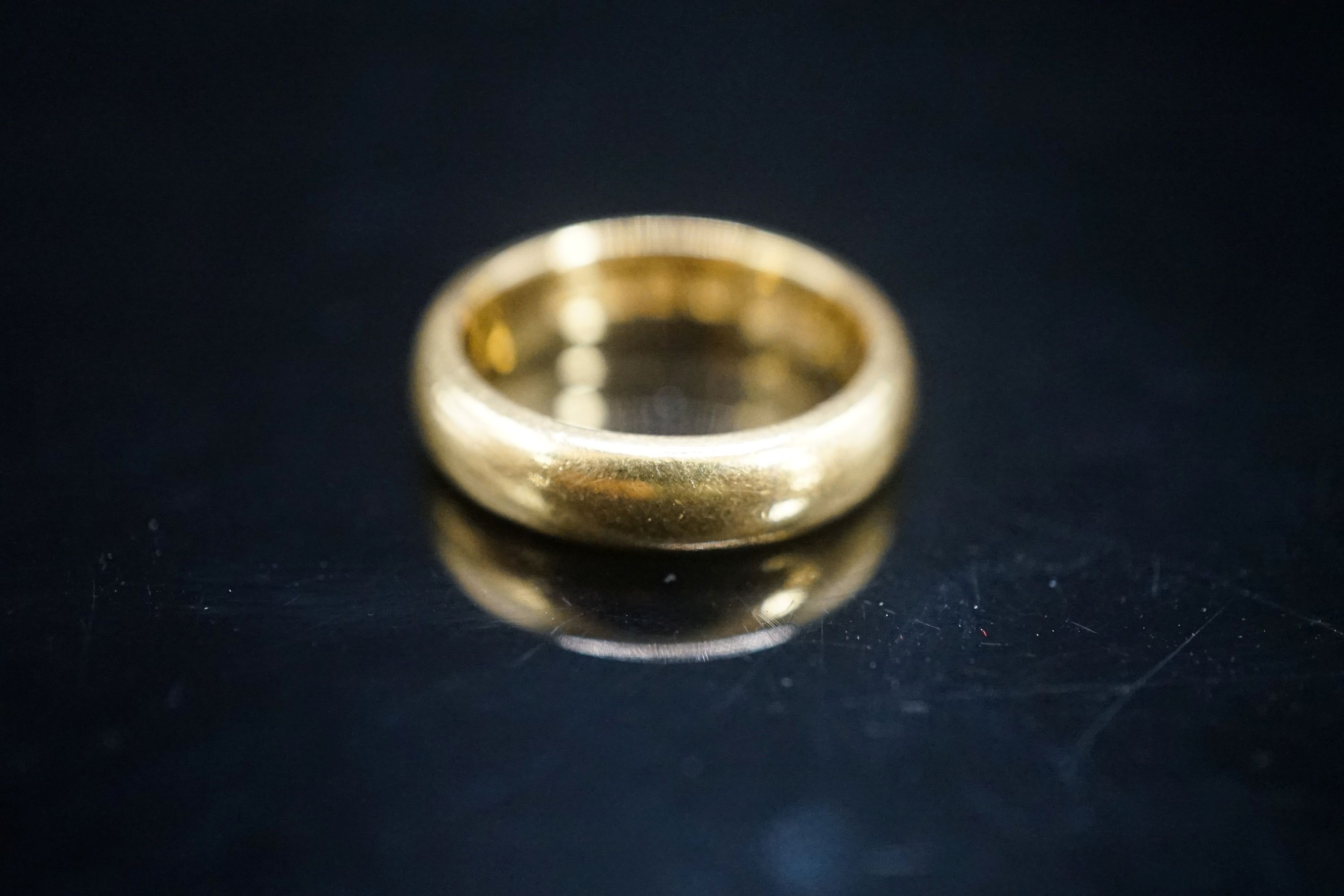 A George V 22ct gold wedding band, London, 1926, size K/L, 9.2 grams.